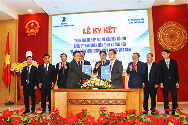 Ông Nguyễn Tấn Tuân và ông Huỳnh Quang Liêm ký kết thỏa thuận hợp tác chuyển đổi số.